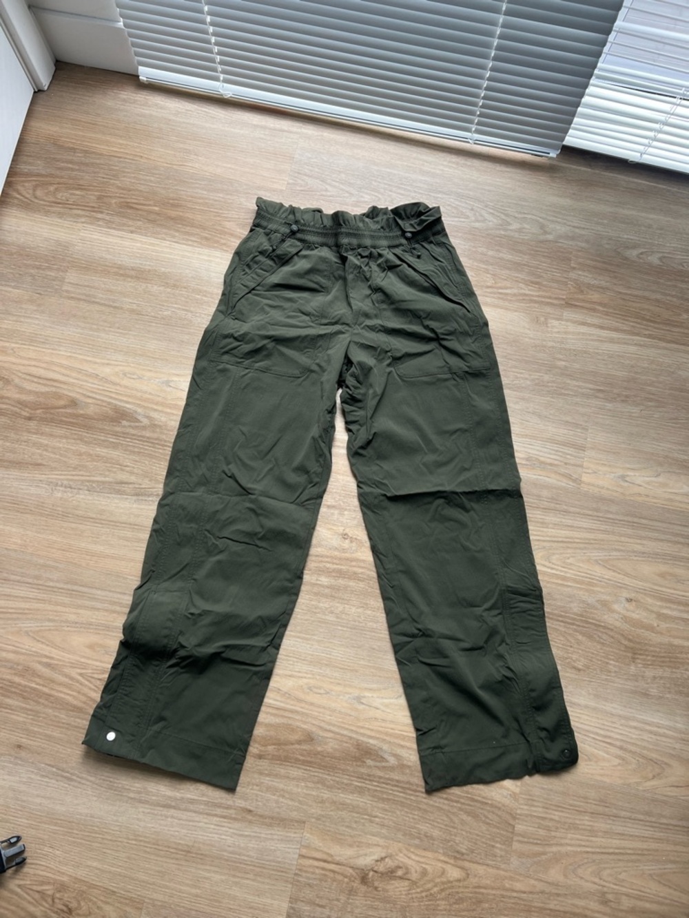 Athleta Wide-Leg Cargo Pants in Olive Green